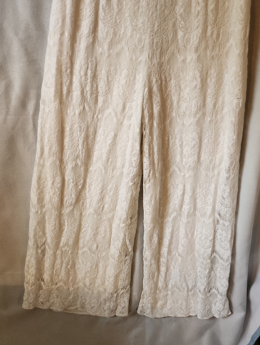 DB soft White Lace V-Neck Sleeveless Wide Leg Jumpsuit. Size 8. - Picture 2 of 11